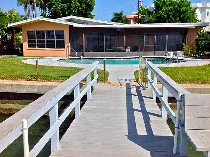 ~TREASURE ISLAND WATERFRONT, WHY RENT A CONDO WHEN YOU CAN GET A HOME! FISH FROM DOCK, PRIVATE POOL!