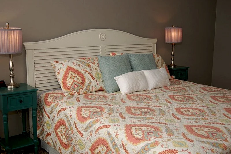 Relax in our Tranquil Retreat! 1 block to beach!