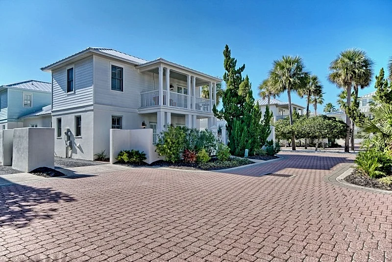 Gated, 80steps to beach & pool, Short stroll to Rosemary Square