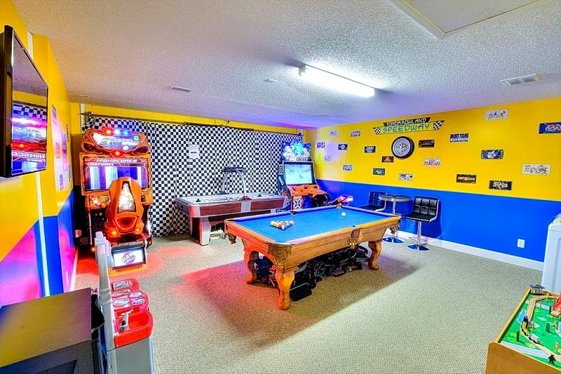 Funtastic Getaway - AMAZING Game Room w/A/C, Southern Pool/Spa, Gated Community!