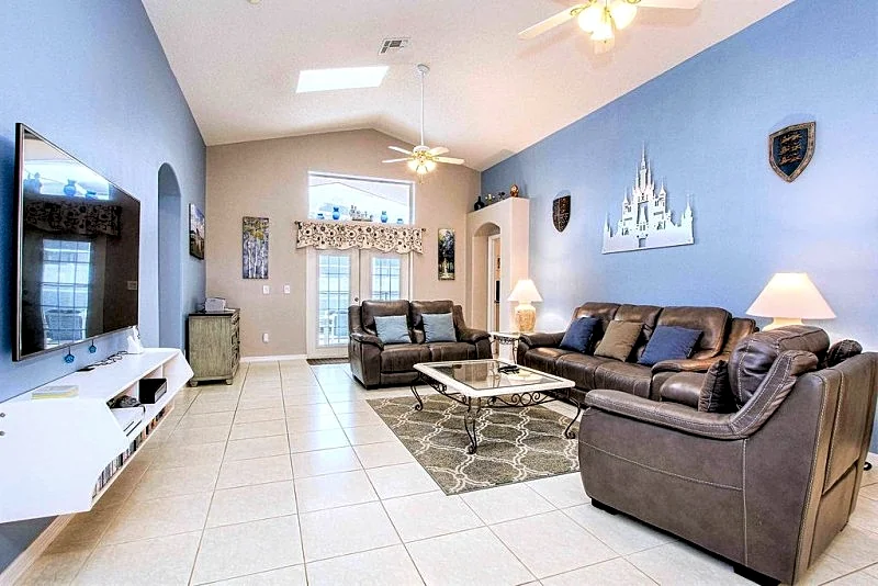 Fairytale Themed Villa, 2 Masters, 4 Baths, Southern Pool/Spa, Privacy Fence!