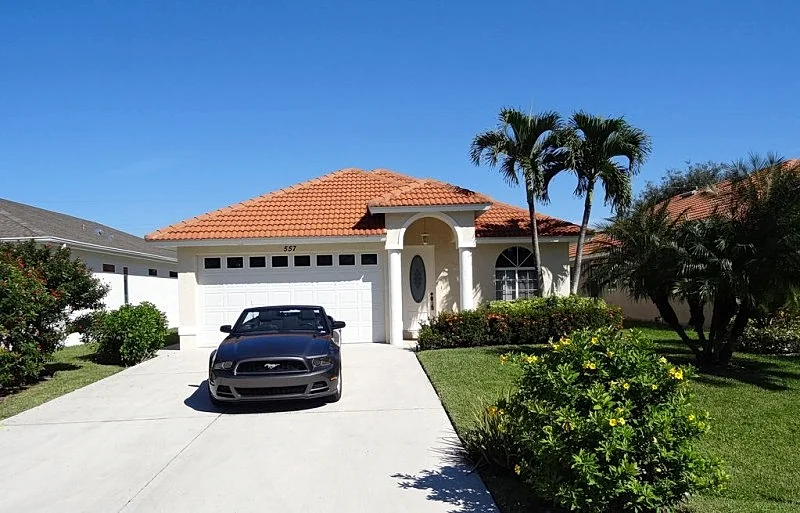 Modern villa, short walk to the beach, screened heated pool