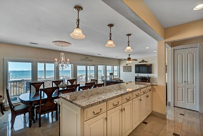 OCEANFRONT, BEACHFRONT, AMAZING VIEWS, 2-STORY COMPLEX, 1ST FLOOR, PET FRIENDLY!