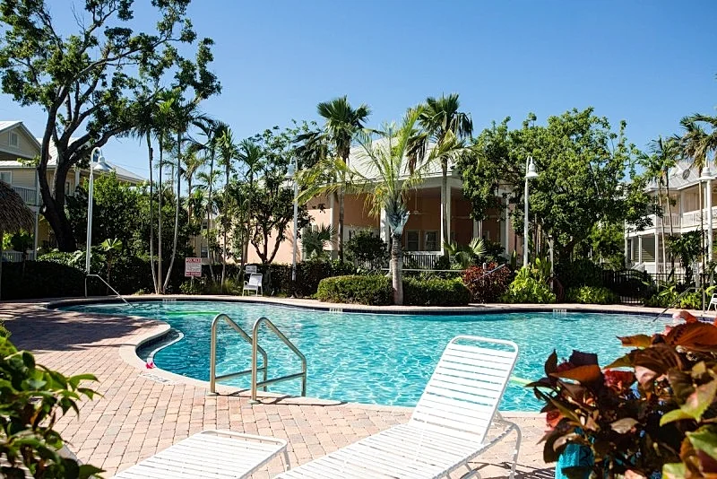 Luxury 2/2 1/2 - FREE PARKING, WIFI, BIKES, BIG POOL, NEWLY RENOVATED