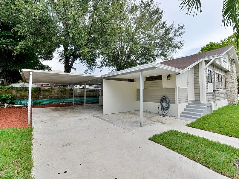 4 BEDROOM/2 BATH HOME, FEW BLOCKS AWAY FROM BRICKELL CC