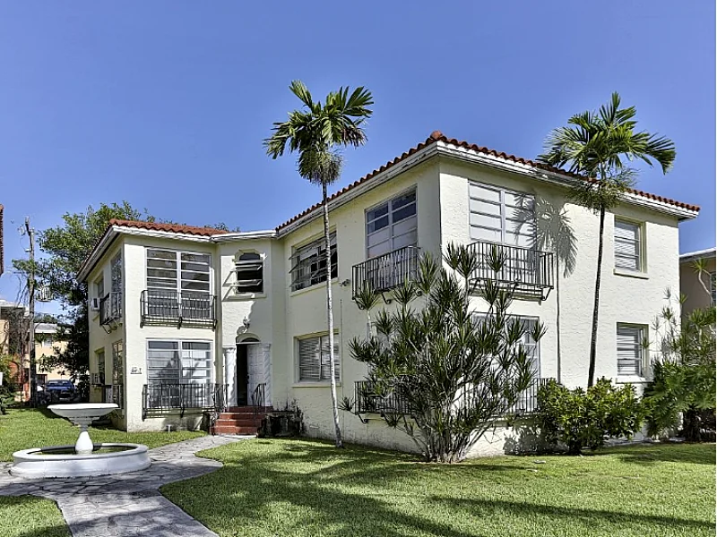 Impeccable Coral Gables Condo, Great Location.