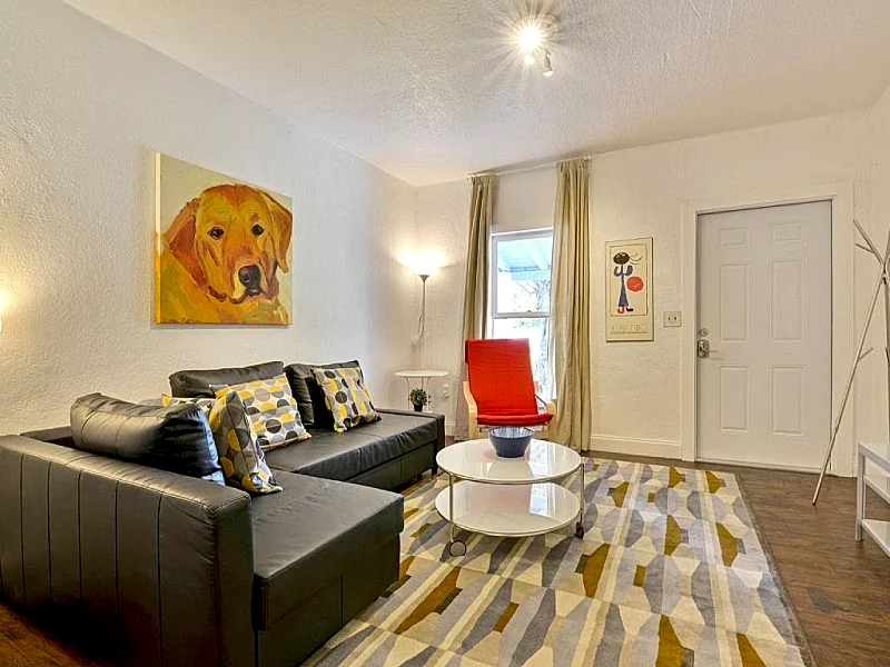 Meditrranean Style Impecable and centrally located Cottage