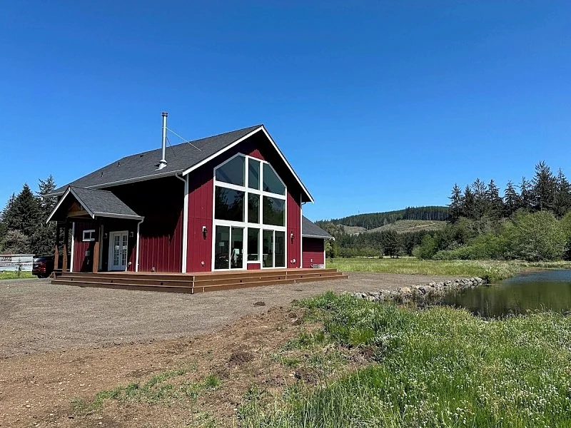 Gorgeous cabin, secluded fishing pond, swimming, paddling. Central for Daytrips!