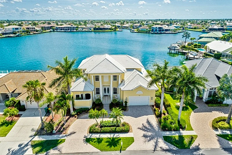 Stunning Water Views on Landmark Bay, Quick walk to the Beach in Marco Island