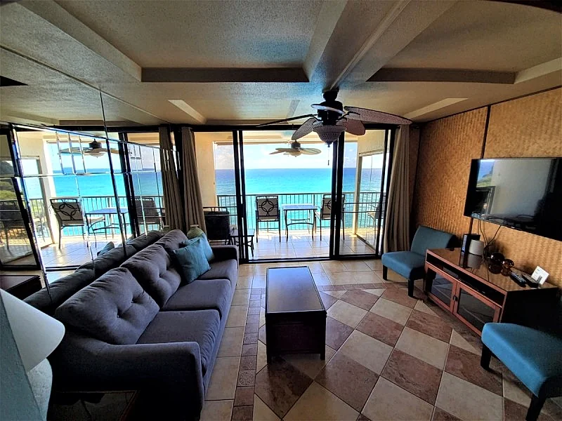 Permitted Hawaiian Princess condo on beach with sea turtles and amazing sunsets