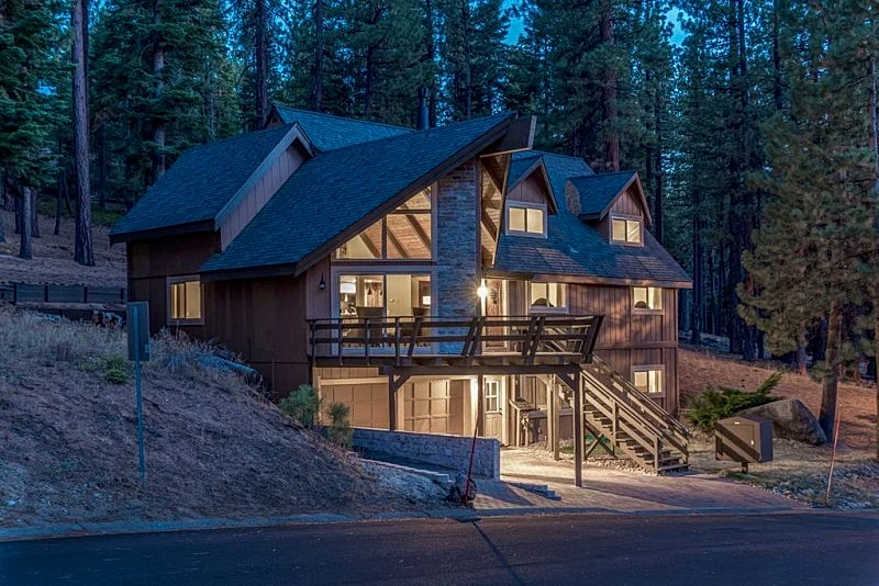 Sierra House Luxury Chalet: 7 Bedrooms, sleeps 16, Hot Tub, Pool Table and more!