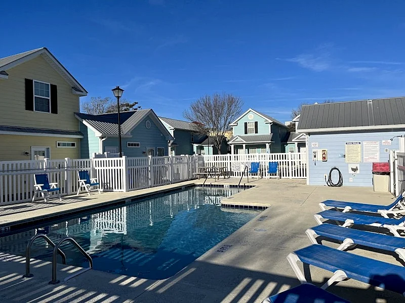 MRV13S, 2-bedroom cottage, 2 Blocks to the Beach! Free WIFI, Free Parking