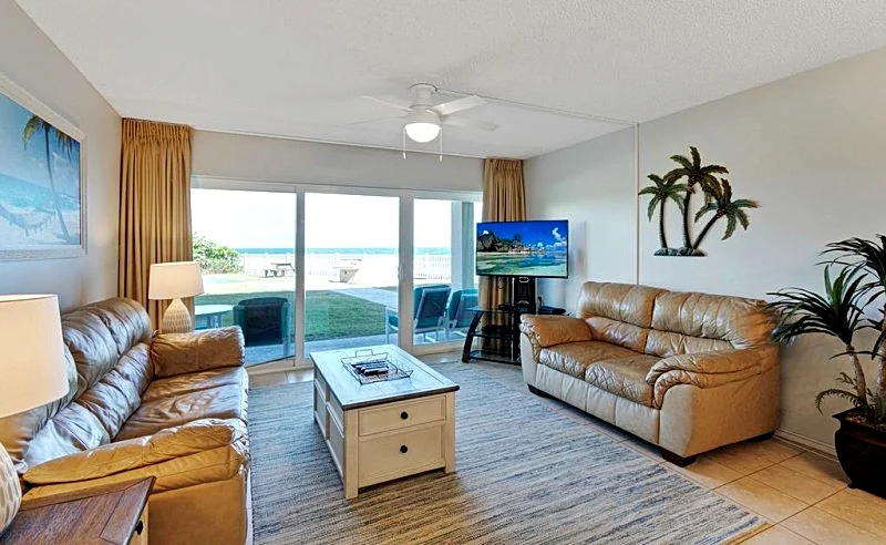 ** Oceanfront ** Ground Level with Excellent View of the Ocean
