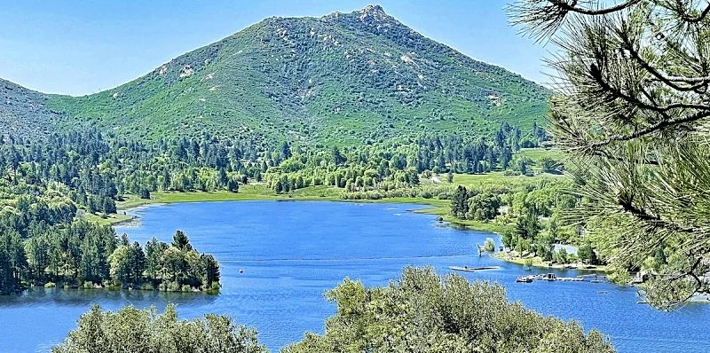 *RIVER FRONT* LUXURY LOG-CABIN + SPA, HOME THEATER, NEAR UNIVERSITY+ SKI RESORTS