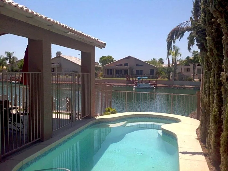 Beautiful Glendale Home, 3BR/2BA - Lakefront w/ Private Pool, 15 min to Stadium