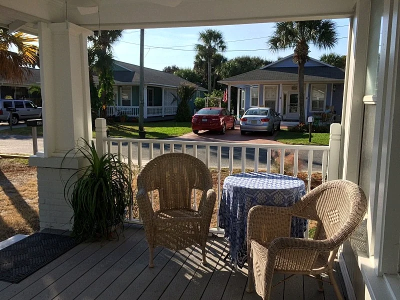 Beautiful, newly renovated 1 bedroom, Den apartment One Block From Beach