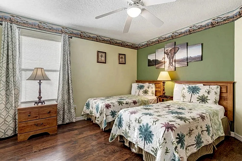Luxury 7 bed villa w/ game room, south facing pool