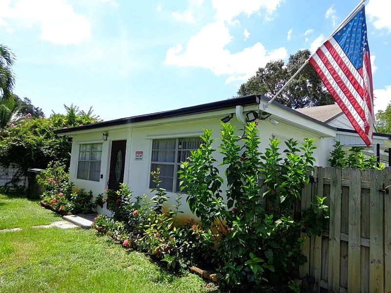 1 Mi from Holly- Dania Beach/ secure neighborhood/WIFI, BBQ Garden