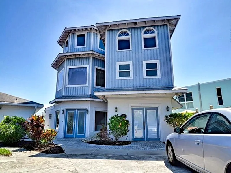 Huge waterfront home 2min walk 2 beach, 10+PPL