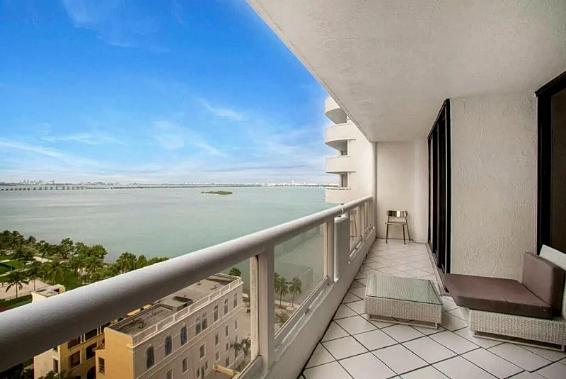 Fabulous location!! Bayview 35th fl 10min to all
