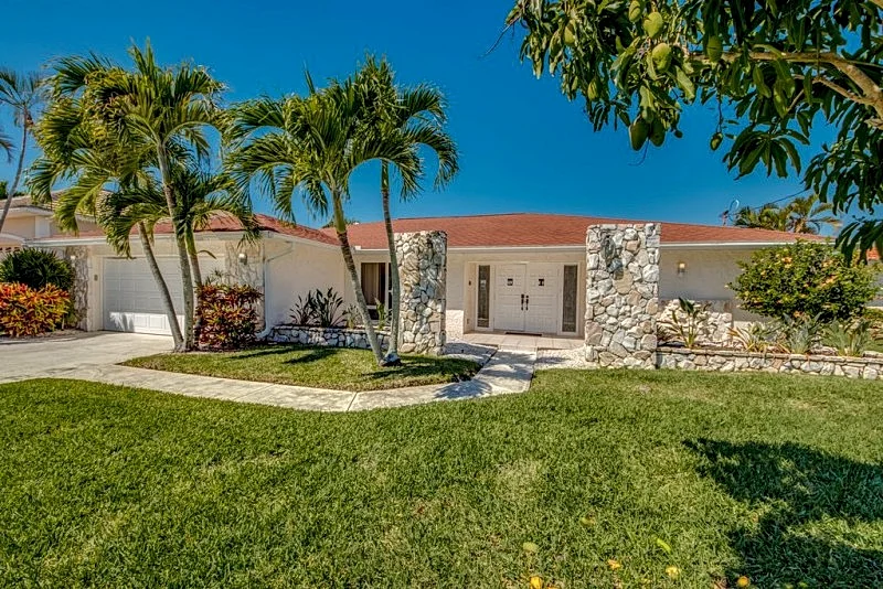 Riverview at Dolphin Drive - A Gem in the Yacht Club area with stunning view