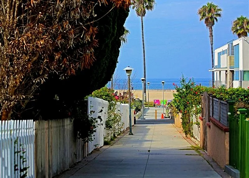 EXTENDED STAY BUNGALOW 50 YARDS TO BEACH!