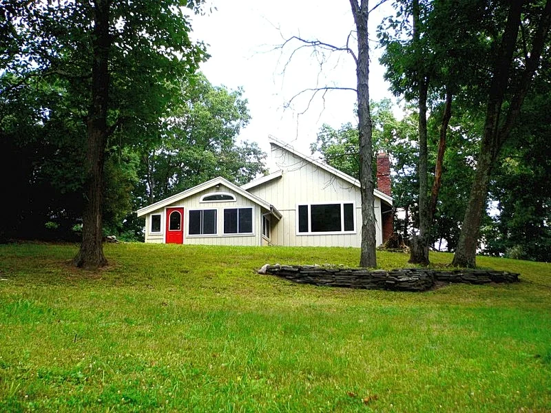 Secluded, with Hot Tub & Fireplace in Woodstock, NY