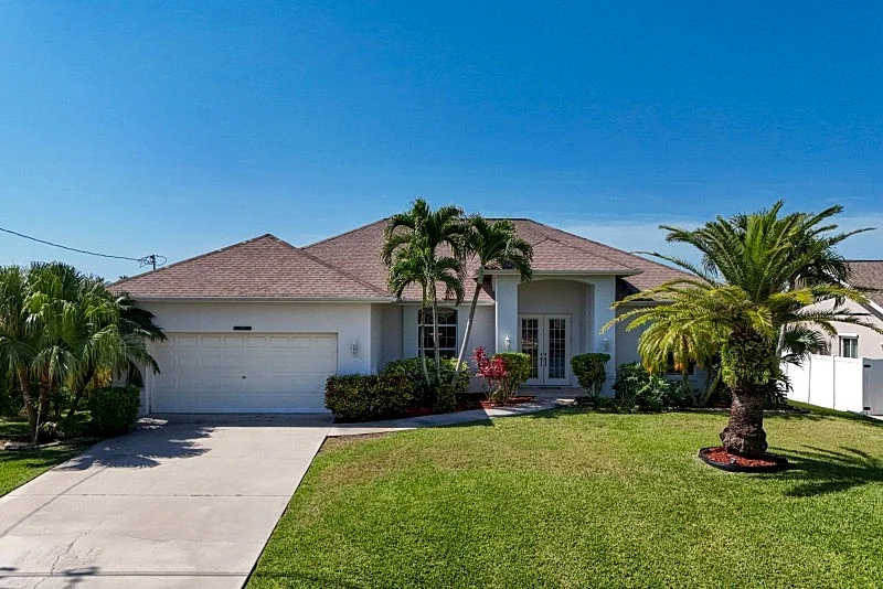 CCVS - Villa Blue Bayou - Sunny Southern Retreat with Pool & Canal Views in Cape Coral
