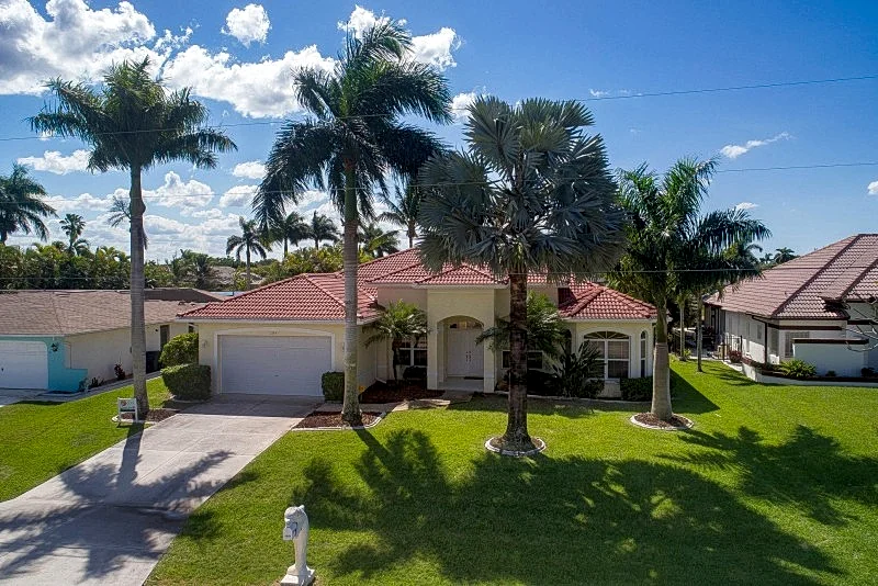 CCVS - Villa Captiva - Spacious Canal-Side Villa with Pool & Jacuzzi in Cape Coral