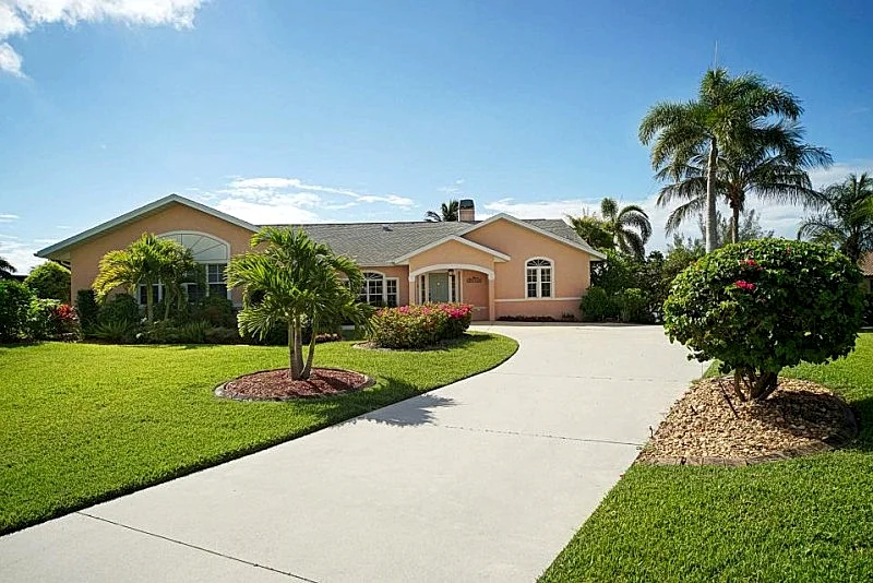 CCVS - Villa Blue Lagoon - Canal-Side Holiday Home with Pool, Dock in Cape Coral