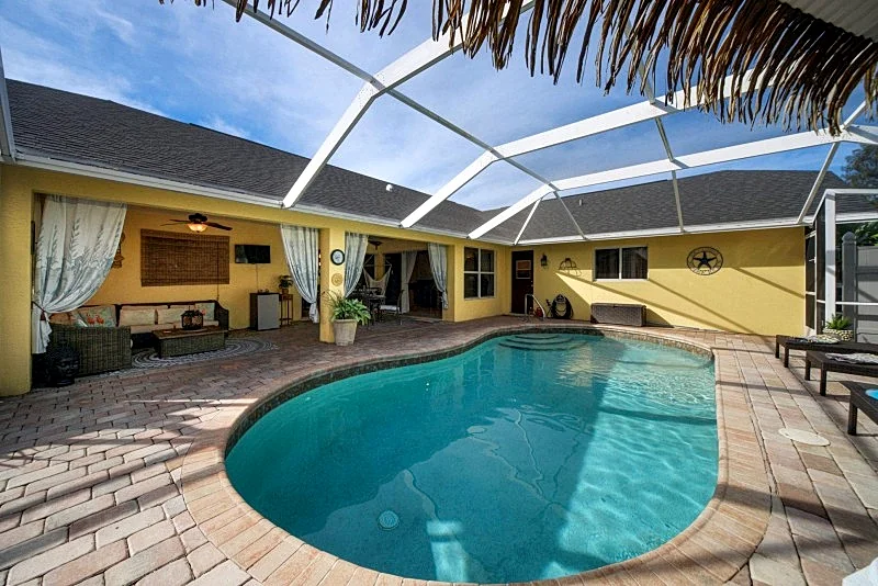 CCVS - Villa Sunny Breeze: Stylish Florida Retreat with Pool & BBQ in Cape Coral