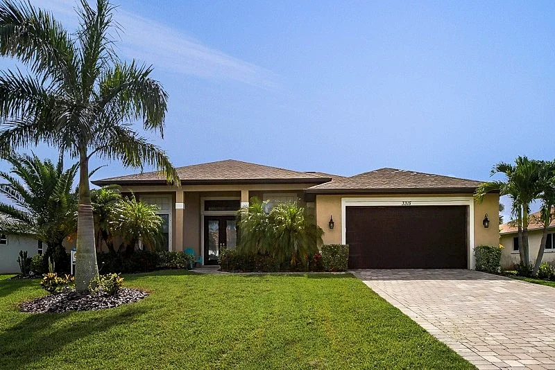 CCVS - Dreamvilla Sundance - Stylish Holiday Retreat with Pool & Games in Cape Coral