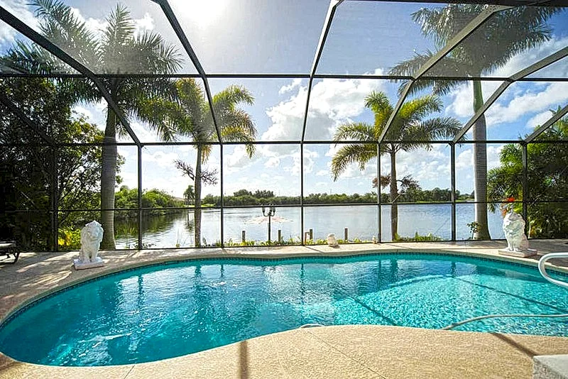 Villa at lakefront with salt water pool for dreaming, south side - Wifi Internet