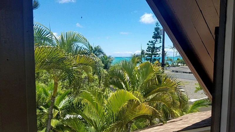 Kailua Beachside, 2 Houses off beach, 2bed/2bath, Sleeps 8, Ocean & Mtn Views