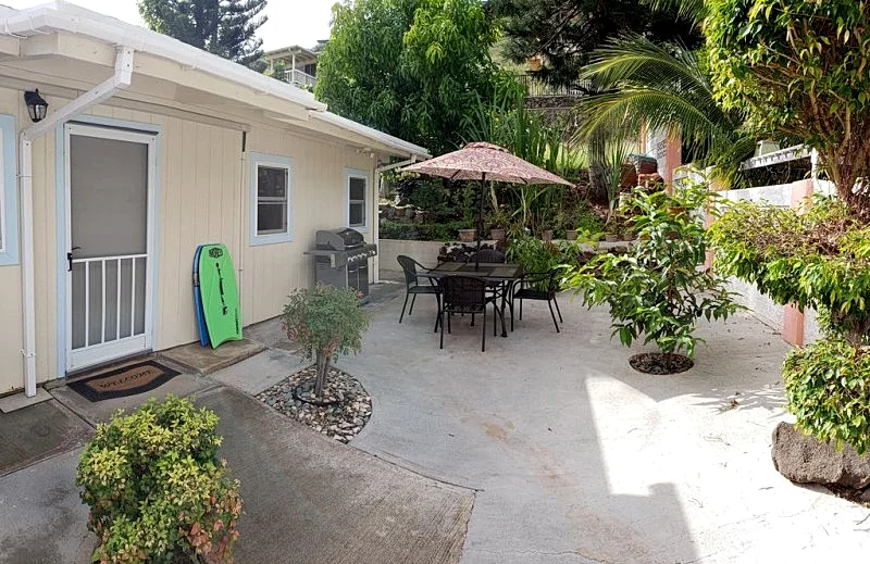 Kahala Valley 2Bed Cottage, Sleeps 6, Quiet backyard w/ peekaboo views