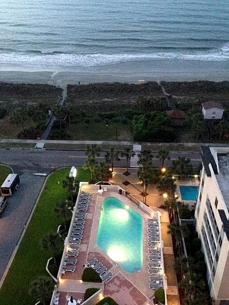 ??COUPLES GETAWAY??OCEANFRONT, 1 BDRM KING, 65” TV,?BEACH AREA LESS CROWDED????