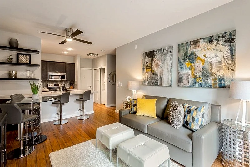 Modern 1 BR Quiet Condo in Seattle center, pool, workout room, FREE parking