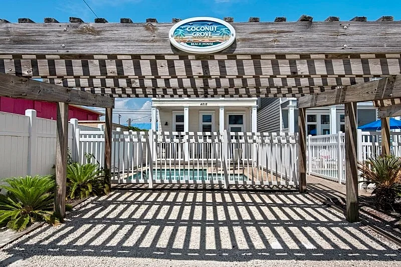 Coconut Grove Beach House Private Pool, Gas Stove, new AC, New Sofa Love Seat