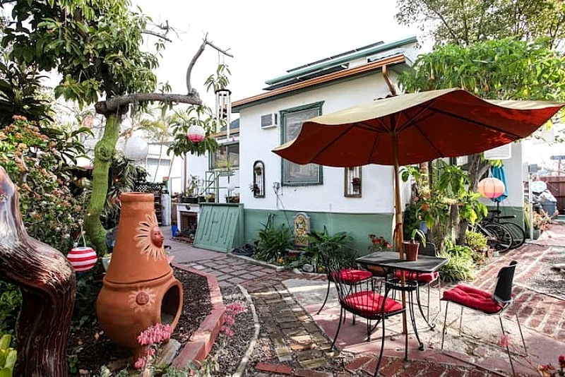 Romantic Private Garden Studio Near Downtown