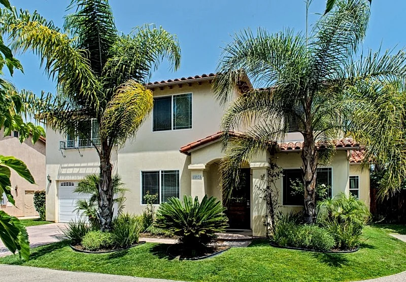 ULTRA BEAUTIFUL BIG LA HOME -NEW FURNITURE-NEW JACUZZI-KING BEDS-COMFORTABLE