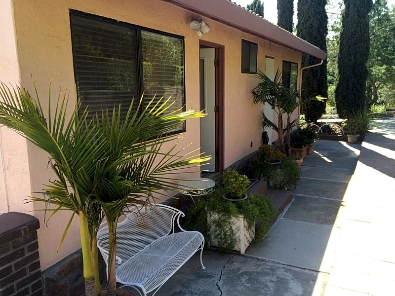 Guest House Suite - Serene Setting - Pet Friendly - Clean & Homey !!