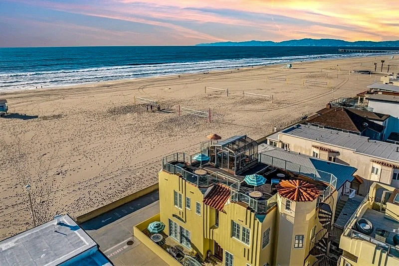 Beachfront, Roof Deck, Well-Stocked w/ Views & Nearby Food, Drinks & Cafes!