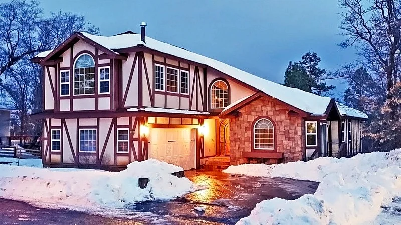 Spacious luxury cabin. Superb Kitchen, Pool table, close to skiing/snowboarding