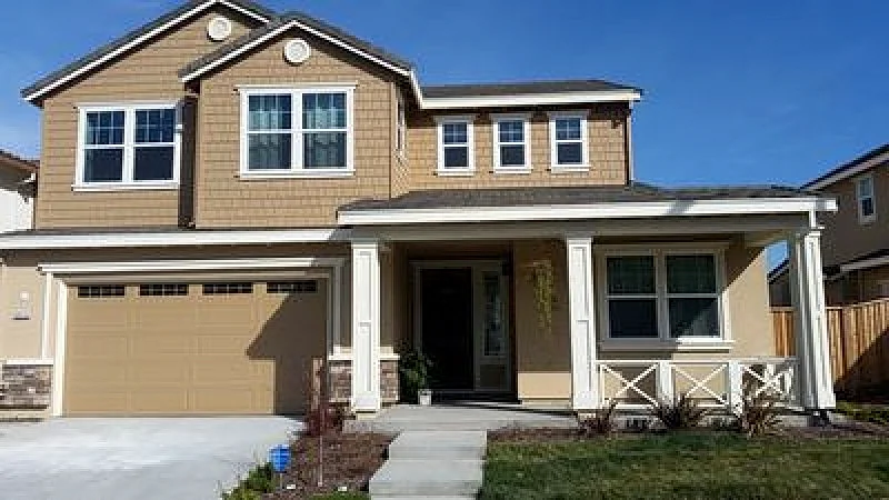 Luxurious Sunny 1BedBath,Beautiful hill view from room & bay view from backyard