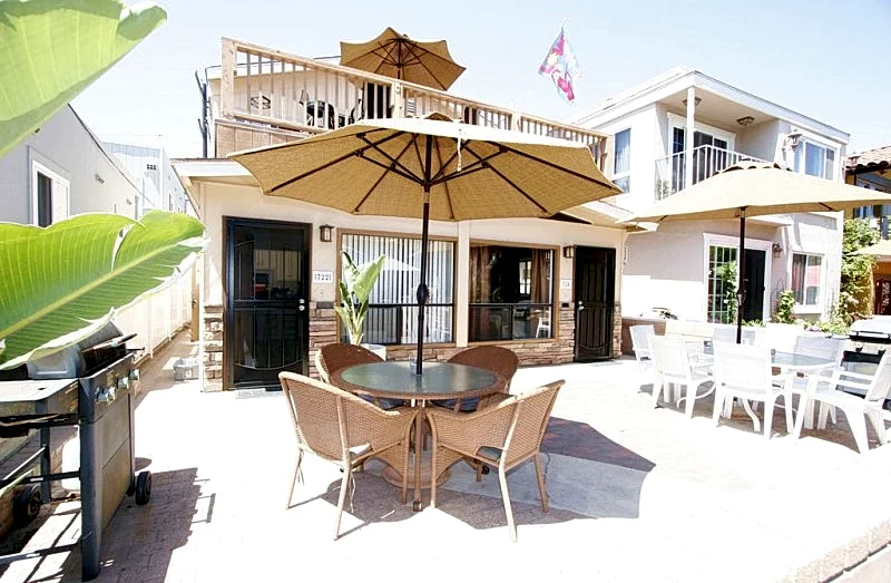Little Blue Bungalow! 70 Steps to the sand!
