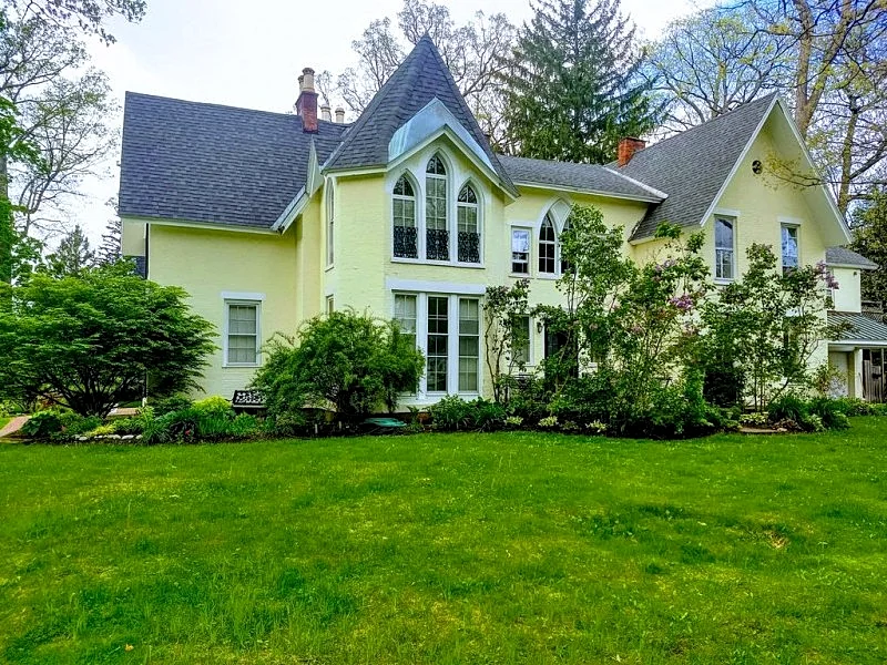 Eastside Gothic Revival - Perfect location, 5 min walk to Track, Park & Downtown