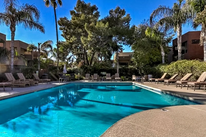 Stylish Old Town 2 bdrm ground floor Condo