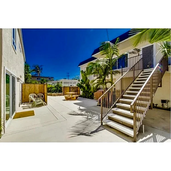 Cute 2 BD/2BA Oceanside House. One Block to Beach!
