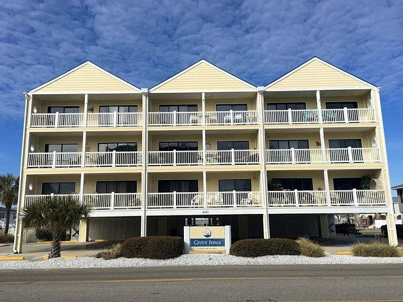 Cute Condo w/ Views of Ocean 2nd row Beach Access!