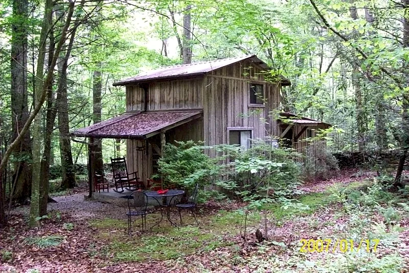 Private/secluded & Sanitized in Mature Woods by Park short walk to Creek Pets OK